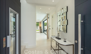 Lista para entrar a vivir, moderna villa de lujo en venta, a unos pasos de la playa Milla de Oro, Marbella 51788 