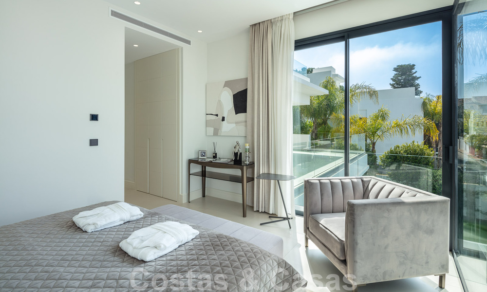 Lista para entrar a vivir, moderna villa de lujo en venta, a unos pasos de la playa Milla de Oro, Marbella 51790