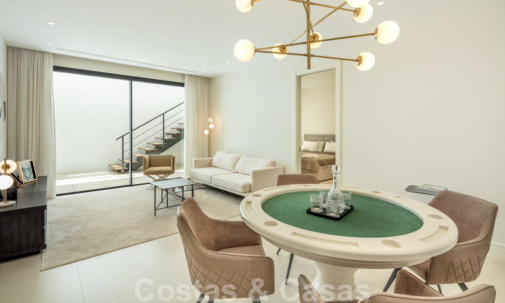 Lista para entrar a vivir, moderna villa de lujo en venta, a unos pasos de la playa Milla de Oro, Marbella 51796