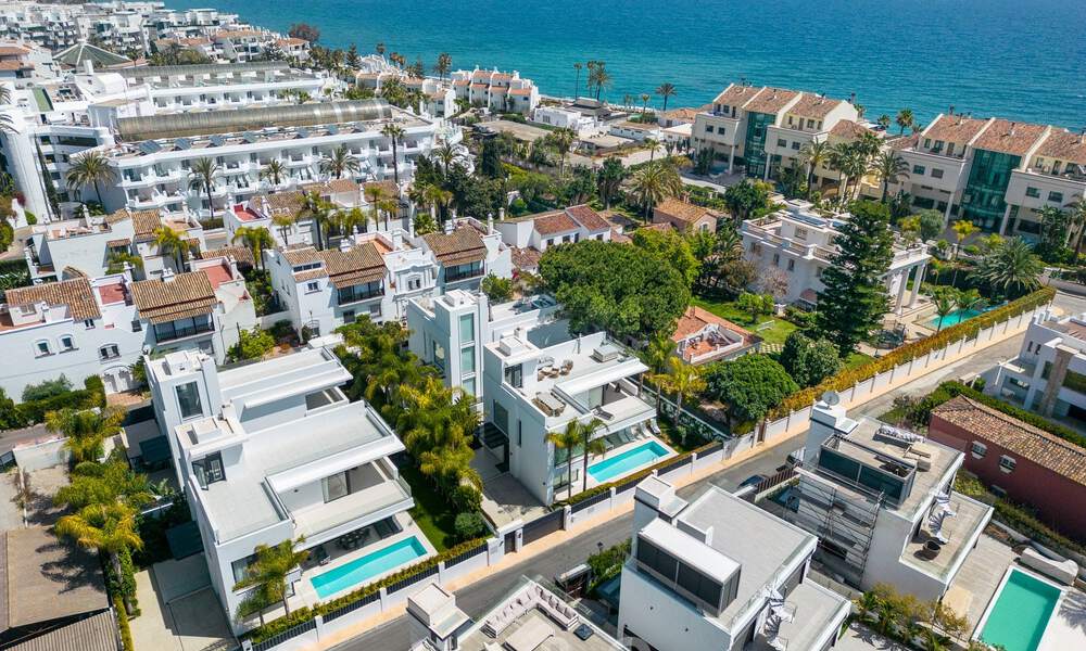 Lista para entrar a vivir, moderna villa de lujo en venta, a unos pasos de la playa Milla de Oro, Marbella 51799