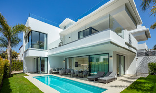 Lista para entrar a vivir, moderna villa de lujo en venta, a unos pasos de la playa Milla de Oro, Marbella 51800 