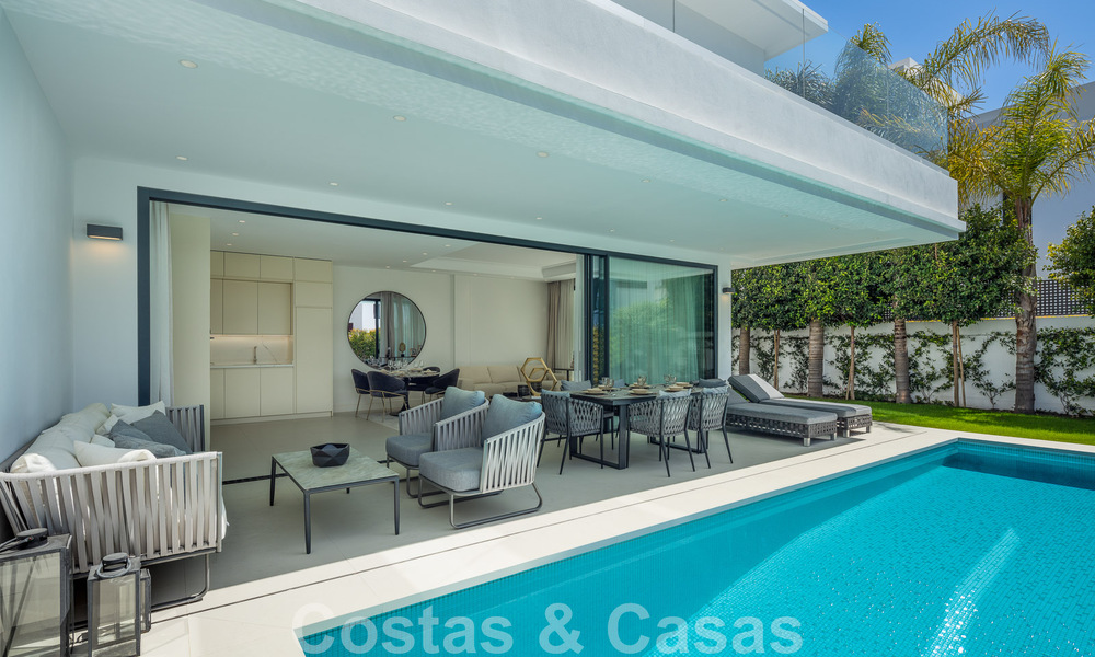 Lista para entrar a vivir, moderna villa de lujo en venta, a unos pasos de la playa Milla de Oro, Marbella 51801