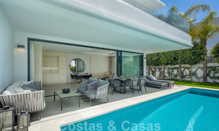 Lista para entrar a vivir, moderna villa de lujo en venta, a unos pasos de la playa Milla de Oro, Marbella 51801 