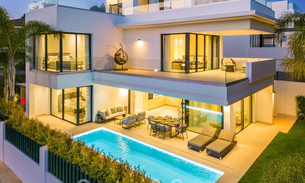 Lista para entrar a vivir, moderna villa de lujo en venta, a unos pasos de la playa Milla de Oro, Marbella 51802