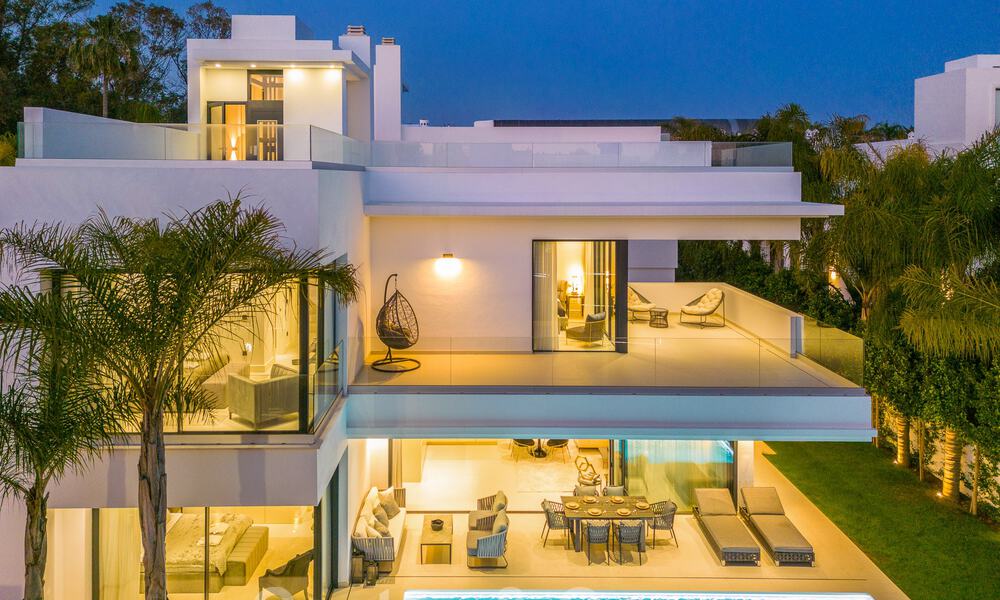 Lista para entrar a vivir, moderna villa de lujo en venta, a unos pasos de la playa Milla de Oro, Marbella 51803