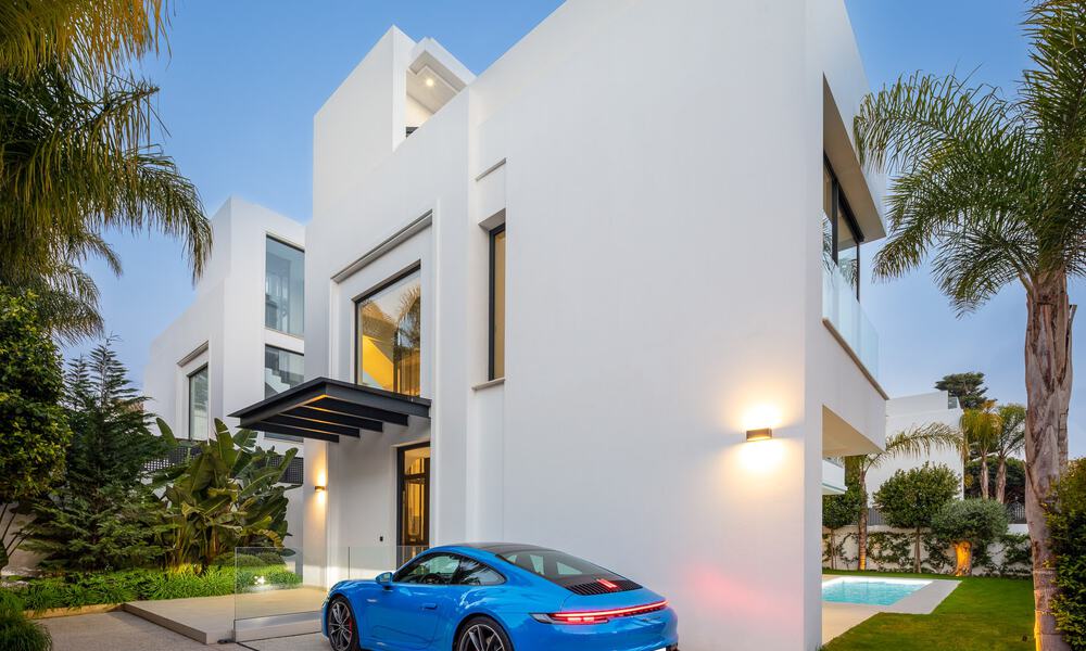 Lista para entrar a vivir, moderna villa de lujo en venta, a unos pasos de la playa Milla de Oro, Marbella 51804