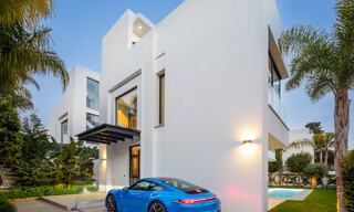 Lista para entrar a vivir, moderna villa de lujo en venta, a unos pasos de la playa Milla de Oro, Marbella 51804 