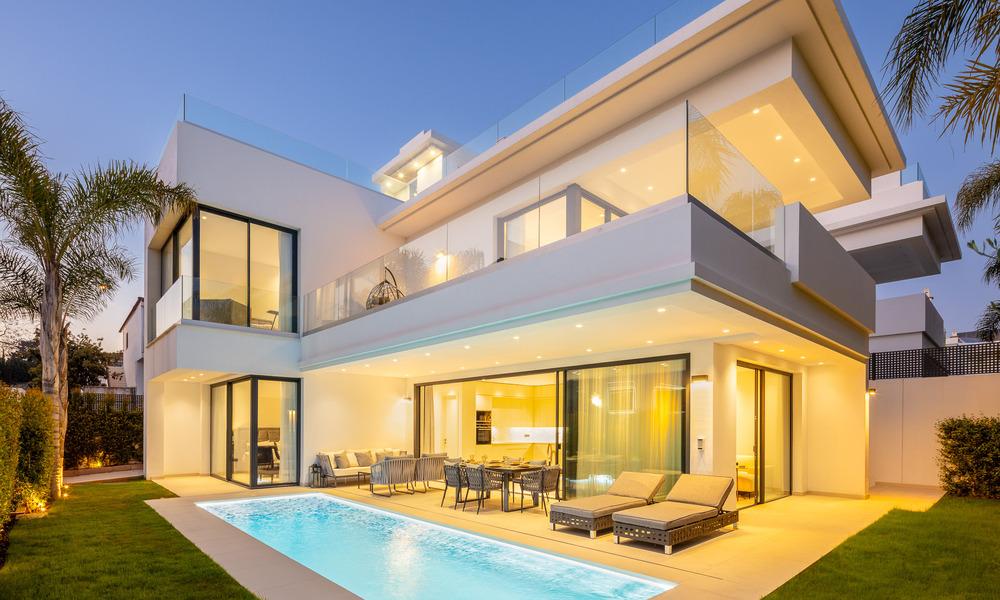 Lista para entrar a vivir, moderna villa de lujo en venta, a unos pasos de la playa Milla de Oro, Marbella 51806