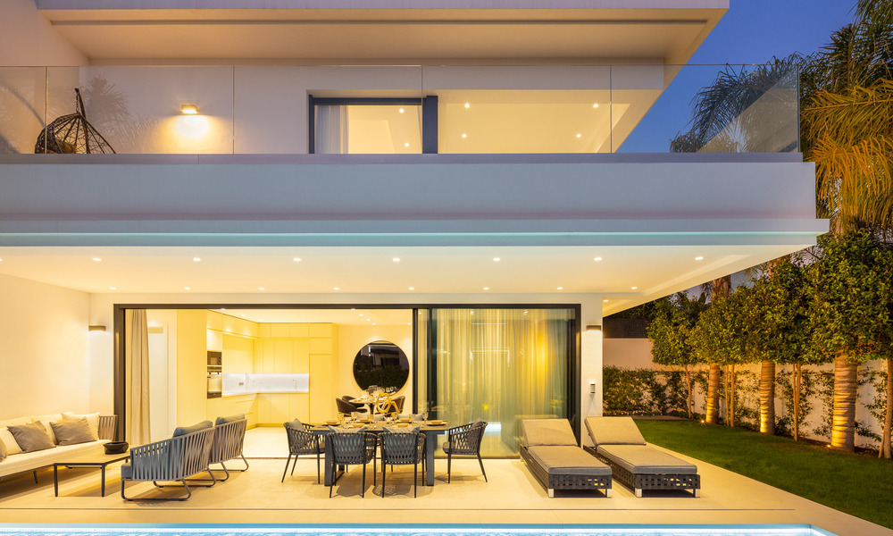 Lista para entrar a vivir, moderna villa de lujo en venta, a unos pasos de la playa Milla de Oro, Marbella 51807