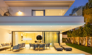 Lista para entrar a vivir, moderna villa de lujo en venta, a unos pasos de la playa Milla de Oro, Marbella 51807 