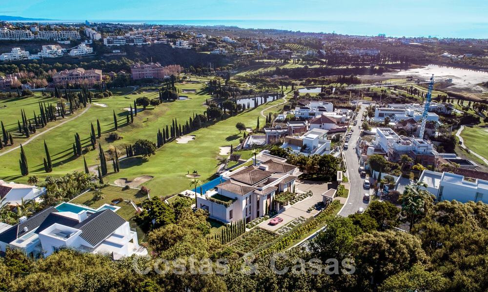 Nueva villa de diseño en venta con vistas despejadas al campo de golf en Los Flamingos Golf resort en Marbella - Benahavis 52146