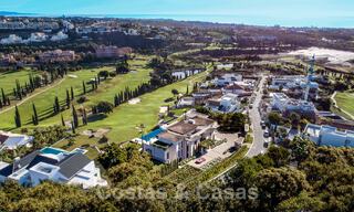 Nueva villa de diseño en venta con vistas despejadas al campo de golf en Los Flamingos Golf resort en Marbella - Benahavis 52146 