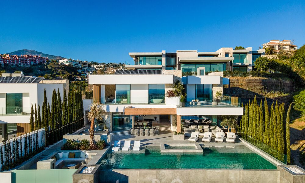 Lista para entrar a vivir. Exclusiva villa nueva con vistas despejadas al mar en venta, situada en una comunidad cerrada en La Quinta, Marbella - Benahavis 51832