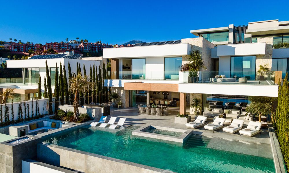 Lista para entrar a vivir. Exclusiva villa nueva con vistas despejadas al mar en venta, situada en una comunidad cerrada en La Quinta, Marbella - Benahavis 51833