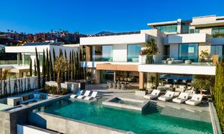 Lista para entrar a vivir. Exclusiva villa nueva con vistas despejadas al mar en venta, situada en una comunidad cerrada en La Quinta, Marbella - Benahavis 51833 