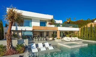 Lista para entrar a vivir. Exclusiva villa nueva con vistas despejadas al mar en venta, situada en una comunidad cerrada en La Quinta, Marbella - Benahavis 51834 
