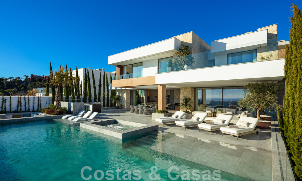 Lista para entrar a vivir. Exclusiva villa nueva con vistas despejadas al mar en venta, situada en una comunidad cerrada en La Quinta, Marbella - Benahavis 51835
