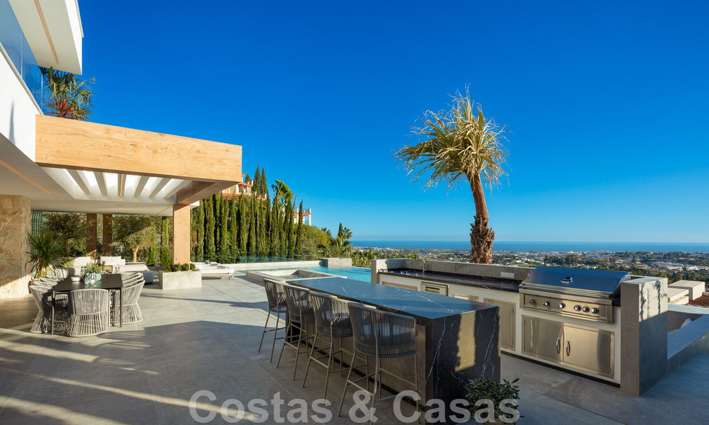 Lista para entrar a vivir. Exclusiva villa nueva con vistas despejadas al mar en venta, situada en una comunidad cerrada en La Quinta, Marbella - Benahavis 51836