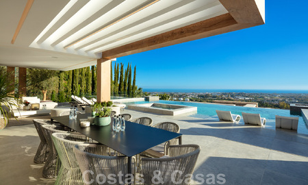 Lista para entrar a vivir. Exclusiva villa nueva con vistas despejadas al mar en venta, situada en una comunidad cerrada en La Quinta, Marbella - Benahavis 51837
