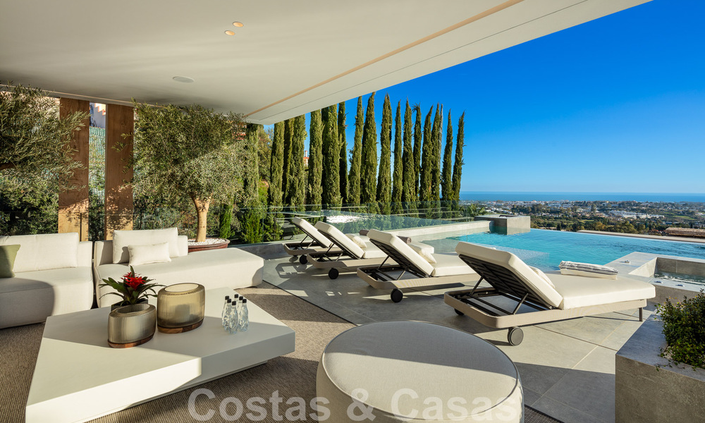 Lista para entrar a vivir. Exclusiva villa nueva con vistas despejadas al mar en venta, situada en una comunidad cerrada en La Quinta, Marbella - Benahavis 51838