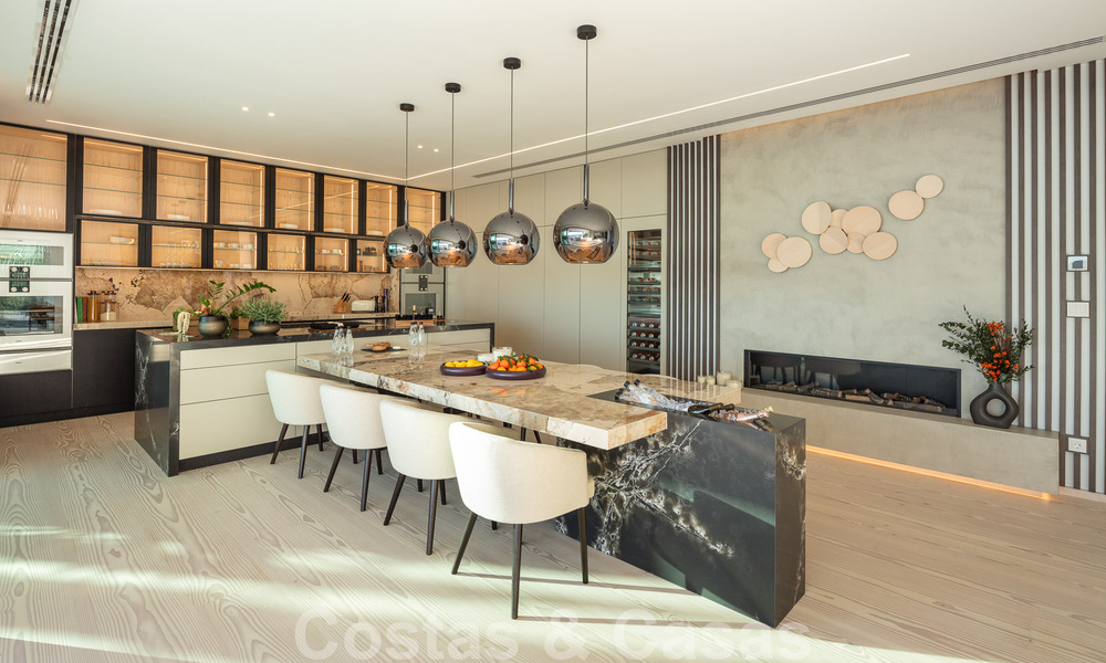 Lista para entrar a vivir. Exclusiva villa nueva con vistas despejadas al mar en venta, situada en una comunidad cerrada en La Quinta, Marbella - Benahavis 51839