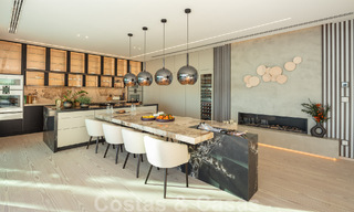 Lista para entrar a vivir. Exclusiva villa nueva con vistas despejadas al mar en venta, situada en una comunidad cerrada en La Quinta, Marbella - Benahavis 51839 