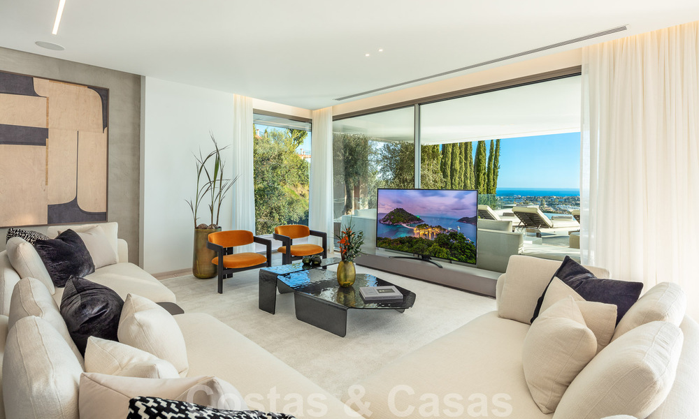 Lista para entrar a vivir. Exclusiva villa nueva con vistas despejadas al mar en venta, situada en una comunidad cerrada en La Quinta, Marbella - Benahavis 51840