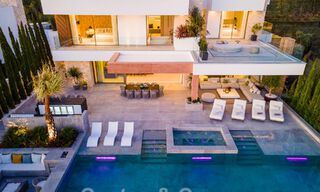 Lista para entrar a vivir. Exclusiva villa nueva con vistas despejadas al mar en venta, situada en una comunidad cerrada en La Quinta, Marbella - Benahavis 51843 