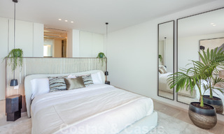 Lista para entrar a vivir. Exclusiva villa nueva con vistas despejadas al mar en venta, situada en una comunidad cerrada en La Quinta, Marbella - Benahavis 51844 