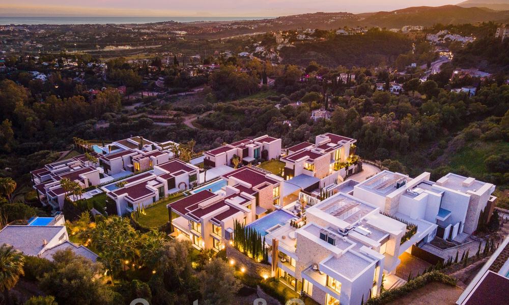 Lista para entrar a vivir. Exclusiva villa nueva con vistas despejadas al mar en venta, situada en una comunidad cerrada en La Quinta, Marbella - Benahavis 51845