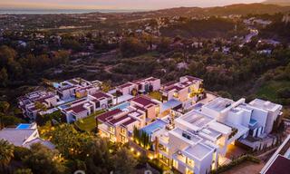 Lista para entrar a vivir. Exclusiva villa nueva con vistas despejadas al mar en venta, situada en una comunidad cerrada en La Quinta, Marbella - Benahavis 51845 