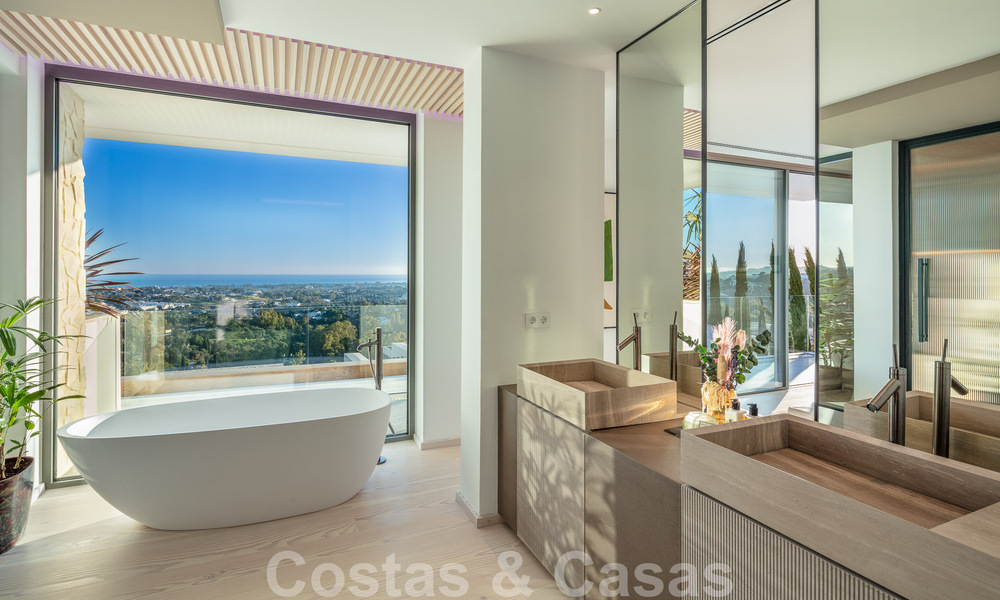 Lista para entrar a vivir. Exclusiva villa nueva con vistas despejadas al mar en venta, situada en una comunidad cerrada en La Quinta, Marbella - Benahavis 51851
