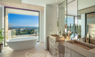 Lista para entrar a vivir. Exclusiva villa nueva con vistas despejadas al mar en venta, situada en una comunidad cerrada en La Quinta, Marbella - Benahavis 51851 