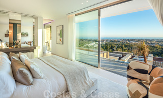 Lista para entrar a vivir. Exclusiva villa nueva con vistas despejadas al mar en venta, situada en una comunidad cerrada en La Quinta, Marbella - Benahavis 51853 