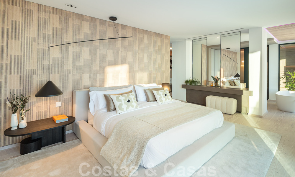 Lista para entrar a vivir. Exclusiva villa nueva con vistas despejadas al mar en venta, situada en una comunidad cerrada en La Quinta, Marbella - Benahavis 51854