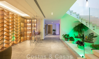 Lista para entrar a vivir. Exclusiva villa nueva con vistas despejadas al mar en venta, situada en una comunidad cerrada en La Quinta, Marbella - Benahavis 51856 