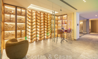 Lista para entrar a vivir. Exclusiva villa nueva con vistas despejadas al mar en venta, situada en una comunidad cerrada en La Quinta, Marbella - Benahavis 51857 