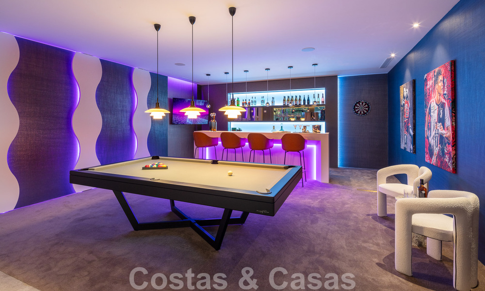 Lista para entrar a vivir. Exclusiva villa nueva con vistas despejadas al mar en venta, situada en una comunidad cerrada en La Quinta, Marbella - Benahavis 51858