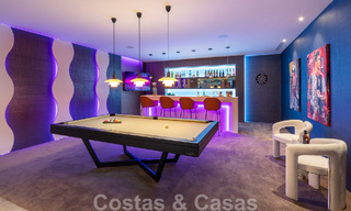 Lista para entrar a vivir. Exclusiva villa nueva con vistas despejadas al mar en venta, situada en una comunidad cerrada en La Quinta, Marbella - Benahavis 51858 