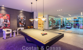 Lista para entrar a vivir. Exclusiva villa nueva con vistas despejadas al mar en venta, situada en una comunidad cerrada en La Quinta, Marbella - Benahavis 51859 