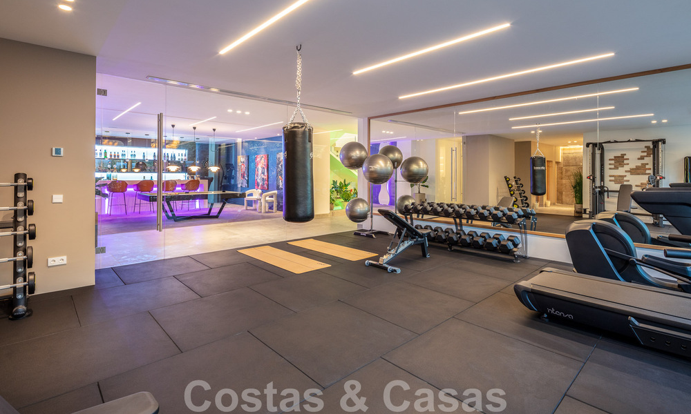 Lista para entrar a vivir. Exclusiva villa nueva con vistas despejadas al mar en venta, situada en una comunidad cerrada en La Quinta, Marbella - Benahavis 51860