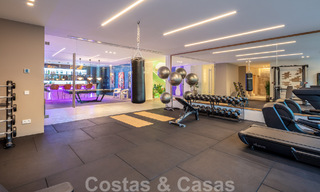 Lista para entrar a vivir. Exclusiva villa nueva con vistas despejadas al mar en venta, situada en una comunidad cerrada en La Quinta, Marbella - Benahavis 51860 