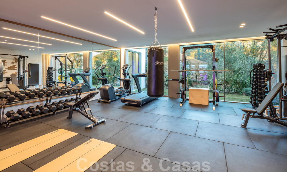 Lista para entrar a vivir. Exclusiva villa nueva con vistas despejadas al mar en venta, situada en una comunidad cerrada en La Quinta, Marbella - Benahavis 51861