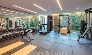 Lista para entrar a vivir. Exclusiva villa nueva con vistas despejadas al mar en venta, situada en una comunidad cerrada en La Quinta, Marbella - Benahavis 51861 