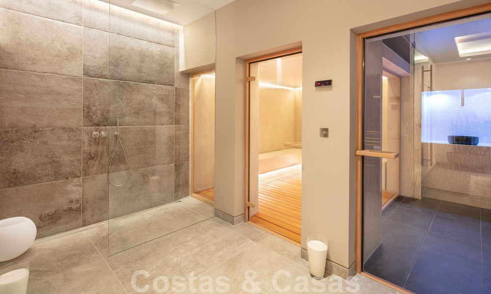 Lista para entrar a vivir. Exclusiva villa nueva con vistas despejadas al mar en venta, situada en una comunidad cerrada en La Quinta, Marbella - Benahavis 51863