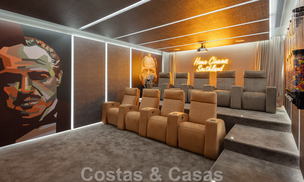 Lista para entrar a vivir. Exclusiva villa nueva con vistas despejadas al mar en venta, situada en una comunidad cerrada en La Quinta, Marbella - Benahavis 51864