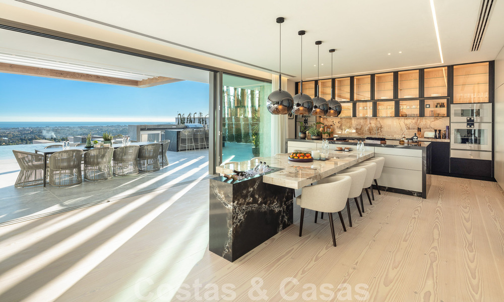 Lista para entrar a vivir. Exclusiva villa nueva con vistas despejadas al mar en venta, situada en una comunidad cerrada en La Quinta, Marbella - Benahavis 51866