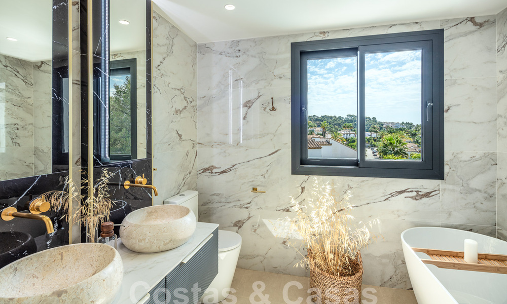 Lujosa villa en venta con un estilo arquitectónico tradicional situada en una urbanización cerrada de Nueva Andalucia, Marbella 53696