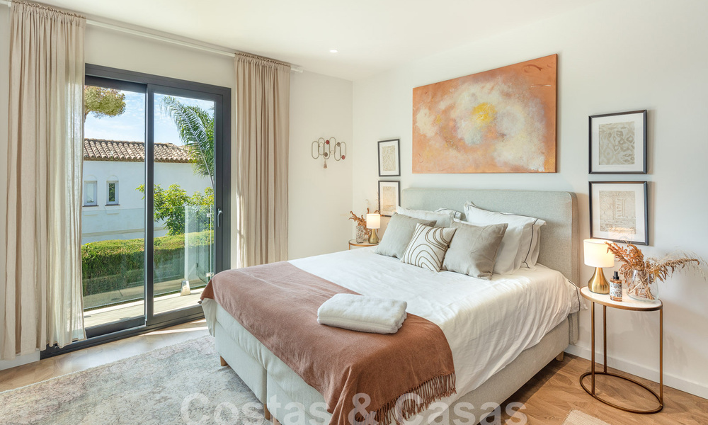 Lujosa villa en venta con un estilo arquitectónico tradicional situada en una urbanización cerrada de Nueva Andalucia, Marbella 53697