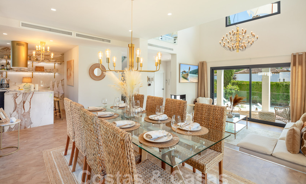 Lujosa villa en venta con un estilo arquitectónico tradicional situada en una urbanización cerrada de Nueva Andalucia, Marbella 53701